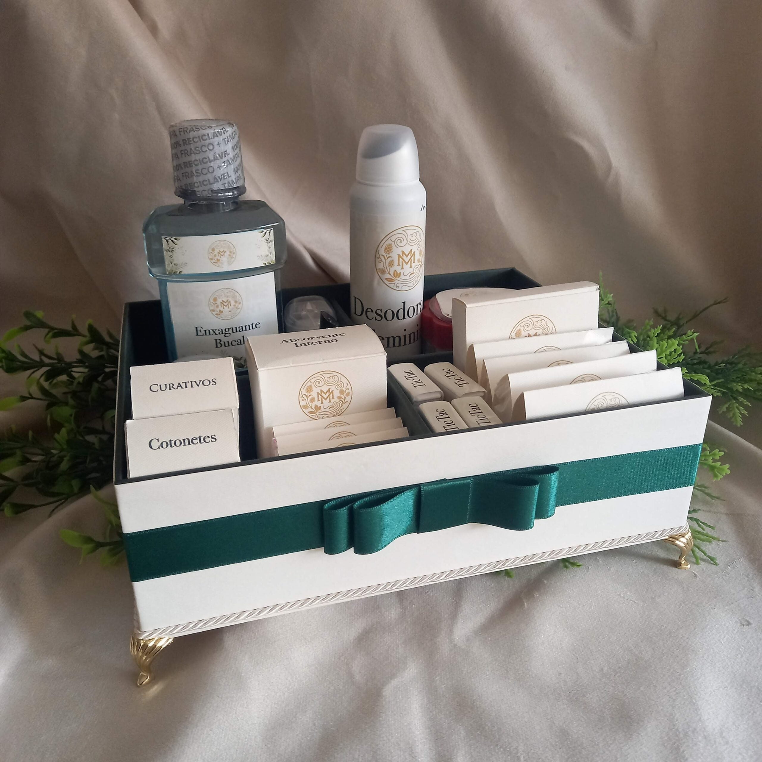 Kit toilette para casamento com diversos itens para colocar nos banheiros do casamento