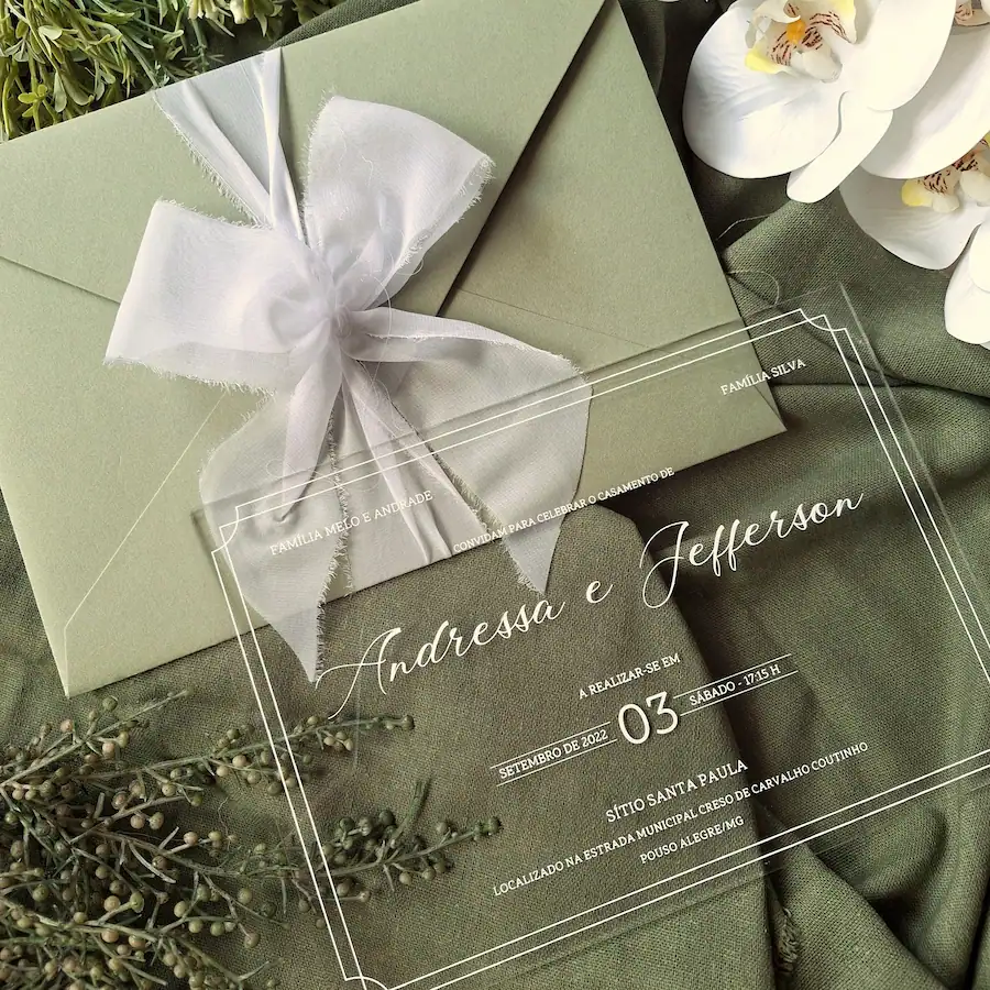 Convite de casamento em acrilico com envelope verde suave com laco em crepe-1