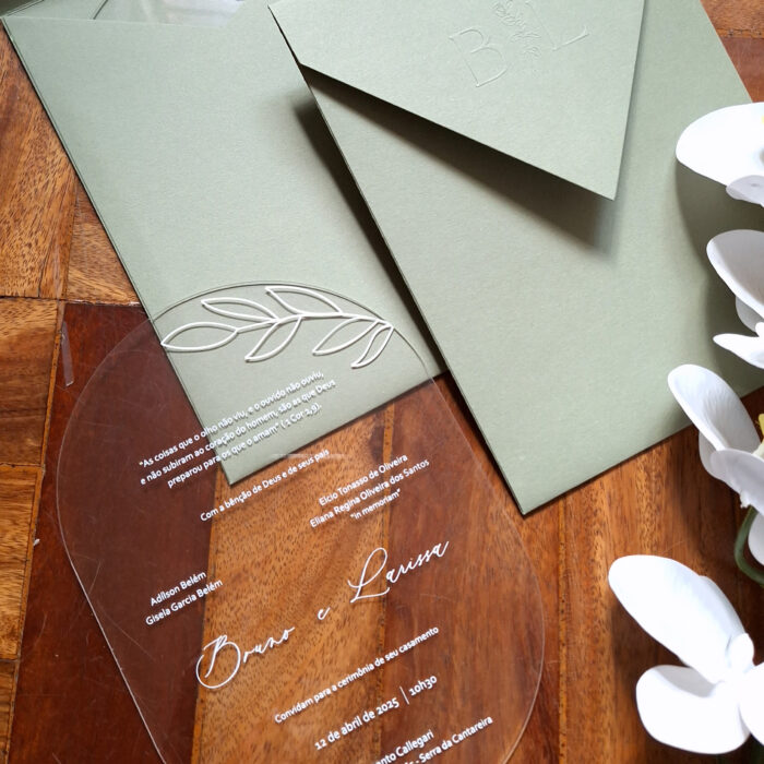 Convite em acrilico oval com texto em branco envelope vertical verde e monograma