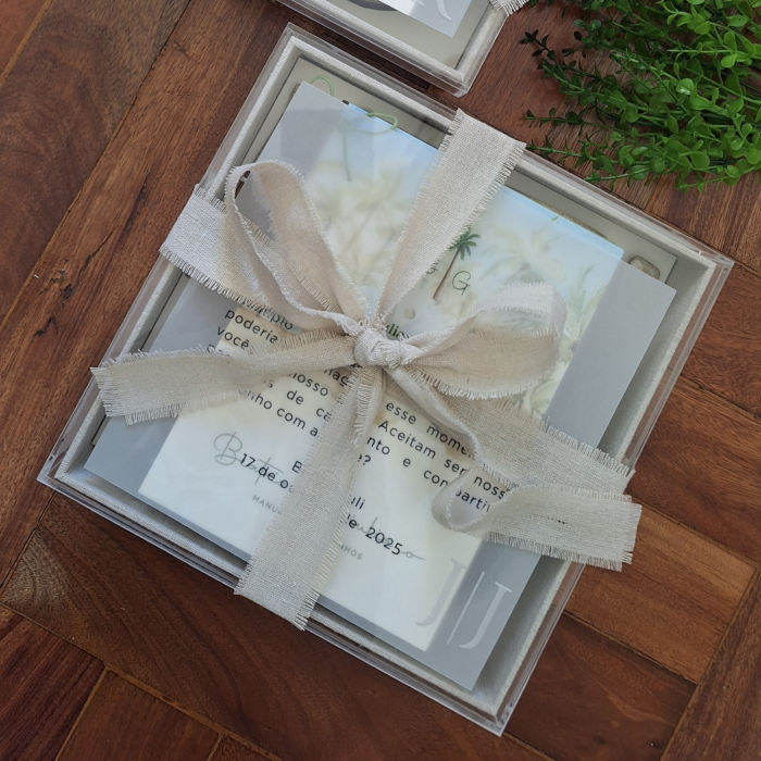 caixa de padrinhos com tampa em acrilico e mensagem quadrada com laco em tecido