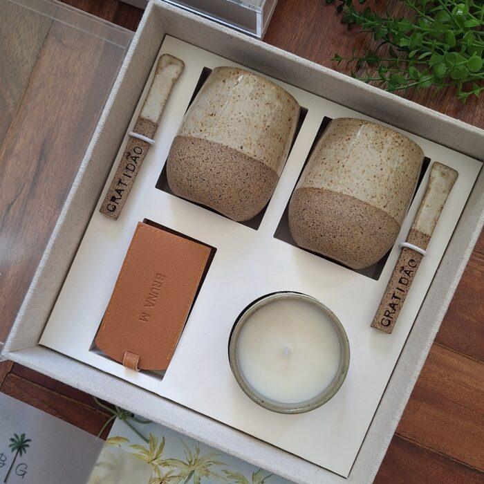 Caixas para padrinhos com berço, tampa em acrílico, manual e mensagem