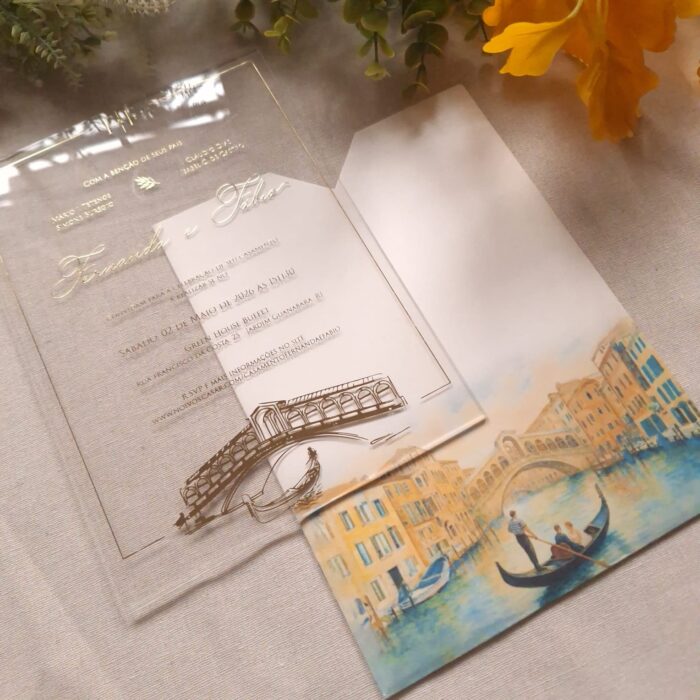 Convite de casamento em acrílico com impressão metalizada em dourado e envelope com impressão de aquarela na frente e no verso.