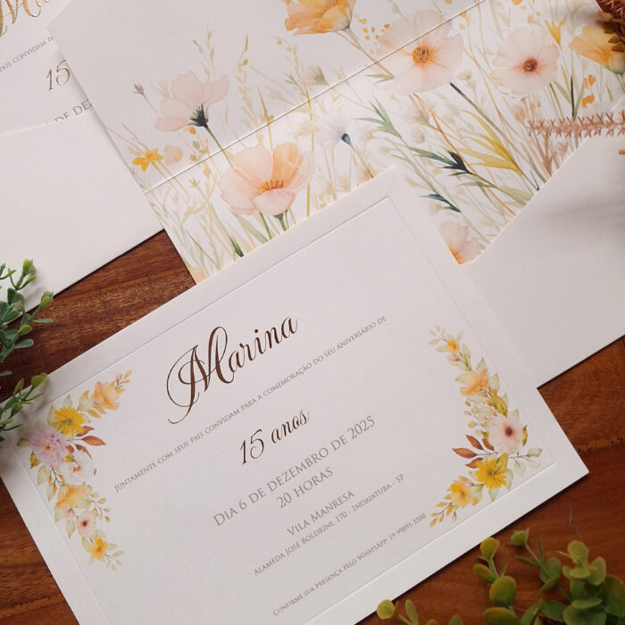 convite de 15 anos com tema primavera flora. Envelope em papel Markatto Concetto Naturalle, impressão de flores na parte interna do envelope e nos cantos do convite. Nome e 15 anos em relevo metálico dourado e texto em epóxi.