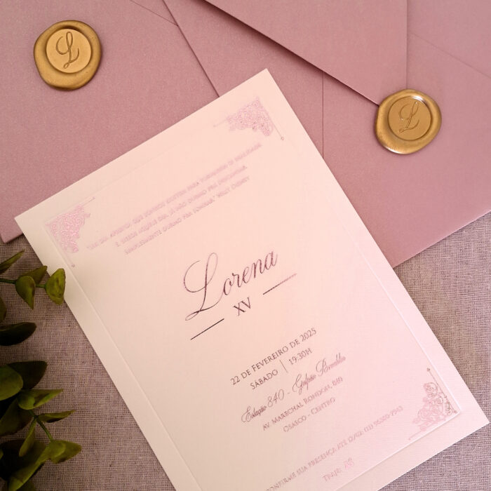convite de 15 anos com envelope Vertical rosa com lacre dourado. Convite nome e 15 anos e cantos em relevo metálico lilás, texto em epóxi rosê