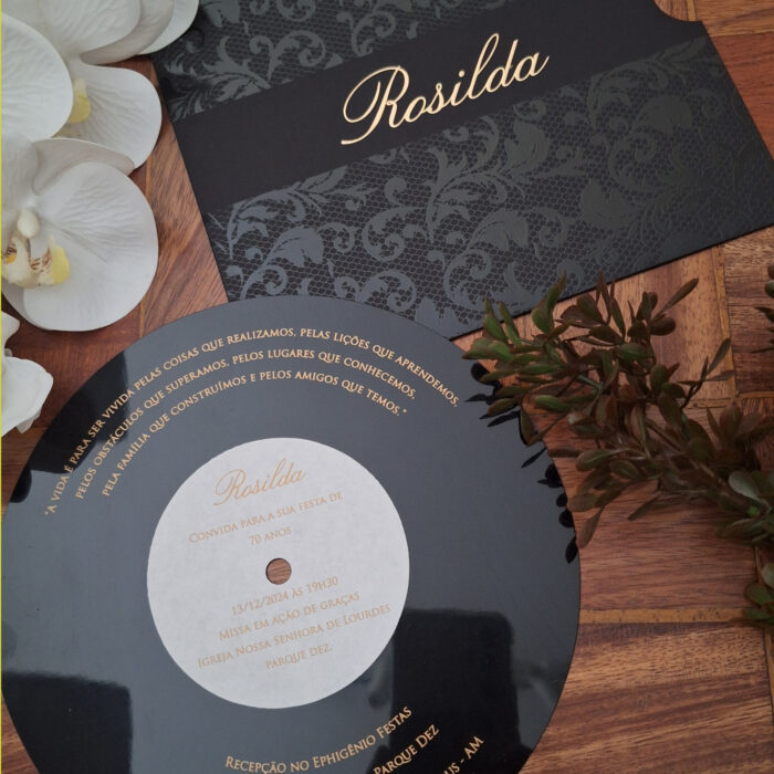 convite de aniversário estilo disco, com convite em acrílico 2mm preto, adesivo branco com texto em dourado. Envelope com impressão de renda em preto sobre o papel preto e nome em destaque com relevo metálico dourado.