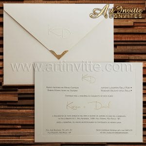 Convite de casamento tradicional Veneza VZ 125. Convite com almofada baixa, nomes e monograma em hot stamping dourado. Envelope com monograma em relevo seco com tinta pérola. Ponteira em metal dourado.