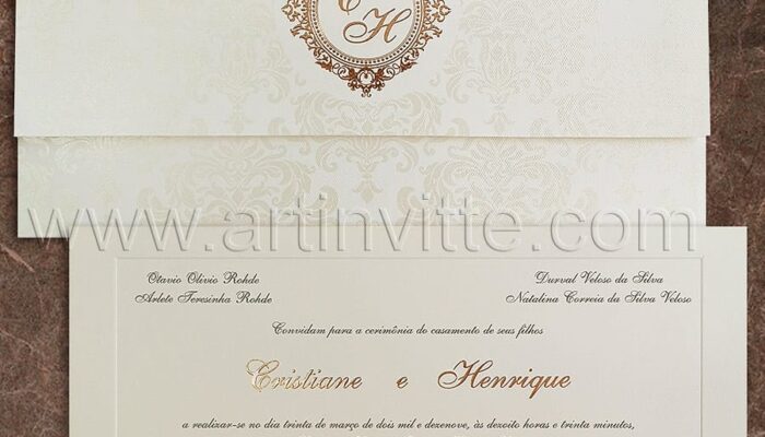 Convite de casamento modelo Carteira CT 021 - Em papel Markatto Concetto Naturalle 250g com texto em cinza, brasão em nomes em hot stamping rosê. Envelope com aba reta, no mesmo papel  com estampa em pérola e monograma em hot stamping rosê.