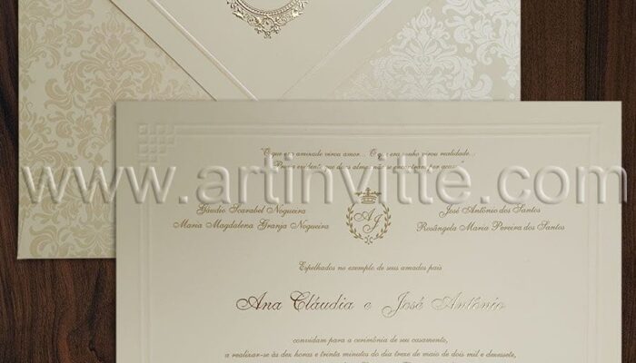 Convite de casamento Romântico modelo São Francisco SF 003. Produzido em papel Markatto Concetto Naturalle 250g. Convite com borda em relevo seco, nomes em relevo metálico dourado, brasão e texto em epóxi saara. Envelope com estampa em silk screen pérola, friso em relevo seco e tinta pérola e monograma em relevo metálico dourado.