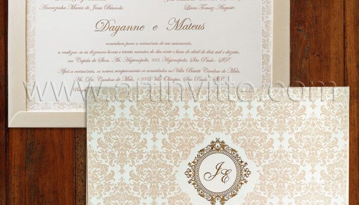 Convite de Casamento Romântico - Veneza VZ 139, feito em papel Markatto Concetto Narualle 250g. Convite com borda estampada, almofada baixa, nome e brasão em relvo metálico dourado e texto em epóxi rosê. Envelope com estampa em rosa perolado, monograma em relevo metálico dourado e laço chanel em fita de gorgurão.